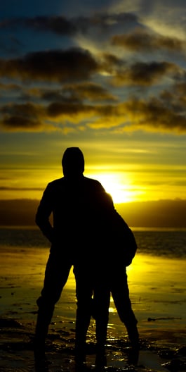 Mein Sohn lügt und ist aggressiv gegenüber seiner Mutter.  Ein Urlaub nur mit dem Sohn oder ein gezieltes Coaching kann helfen.