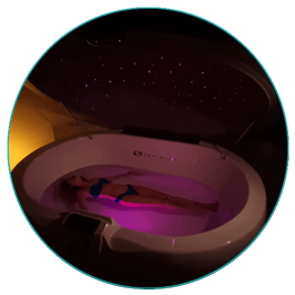 Mujer flotando en tanque con tapa