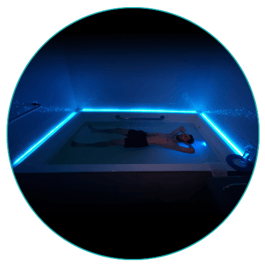 Hombre flotando en tanque sin tapa