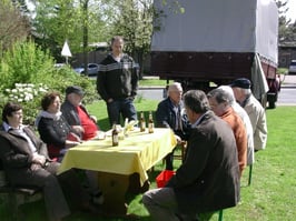 Besucher bei der Ausstellungseröffnung