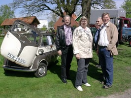 Besucher bei der Ausstellungseröffnung
