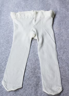 collant fin bébé fille ivoire de type collant de danse. A porter avec robe de bptême ou cérémonie. Magasin vêtements baptême cérémonie enfants Paris, Neuilly-sur-Seine. Expédition France et International