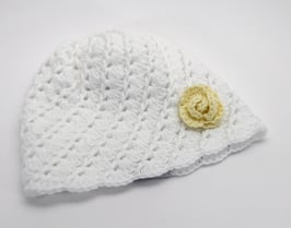 Häkelkäppchen weiss mit Rose hellgelb