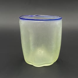 Becher mit blauem Mundrand