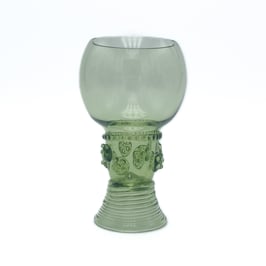 Römer mit gesponnenem Fuß