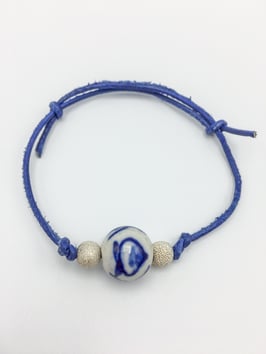 Blaues Lederband mit chinesischer Keramikkugel