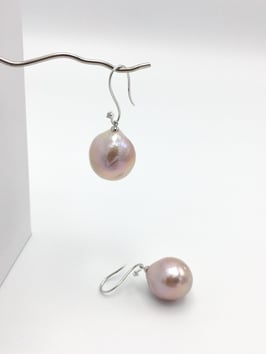 Grosse altrosa Perlohrhänger