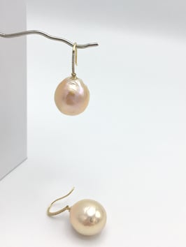 Grosse lachsrosa Perlohrhänger