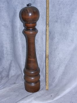 Grosse alte Holz- Pfeffermühle