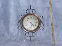 Küchenuhr mit Schmiedeeisen-Verzierung