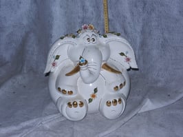 Indischer  Porzelan-Elefant lustig