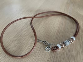 Pfeifenband echtes Glattleder rehbraun mit Schnörkel und rehbraunen Beads Klimbim Pfote