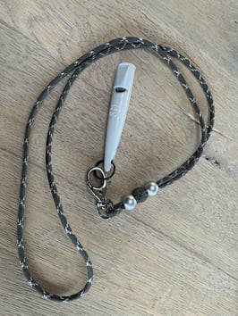 Pfeifenband aus Paracord metallic Glitter grau/silver OHNE Pfeife