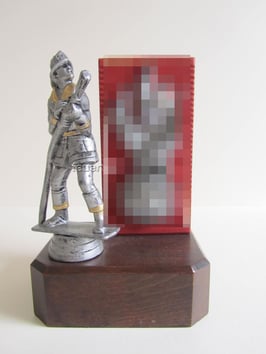 Feuerwehrmann auf Holzsockel mit Korpsflamme, silber