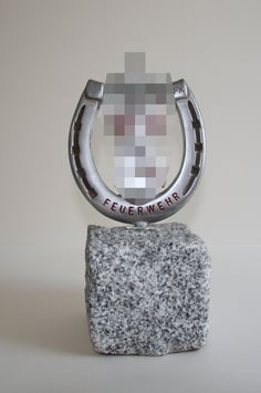 Feuerwehr-Hufeisen mit Korpsflamme aus Kunststoff mit Zinkeffekt auf Granitsockel