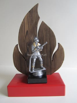 Feuerwehrmann auf rotem Holzsockel