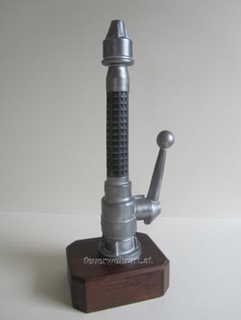 Strahlrohr stehend auf Holzsockel-D