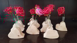 Zirbenherz mit Glaseprouvette und Rose