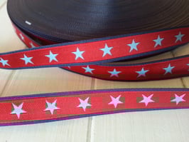 Sterne hellblau auf rot