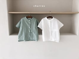 無地ノーカラーシャツ