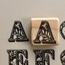 Tampon lettre A pour Abeille