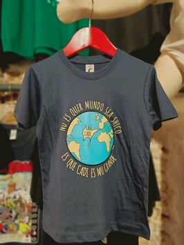 Camiseta "No es quer mundo sea shico... es que Cadi es mu grande"  Niño color azul/denim