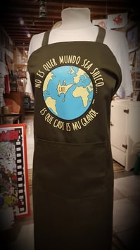 Delantal "No es quer mundo sea shico... es que Cadi es mu grande" color Army