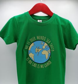 Camiseta "No es quer mundo sea shico, es que cadi es mu grande" Niño/a color verde pradera
