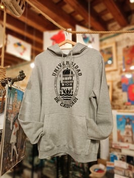 Sudadera con capucha "Universidad de Cadi-Cadi" de sKAYline. Color gris