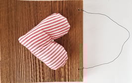 Herz gross rot schräg gestreift