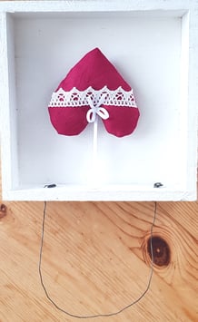 Herz im Rahmen mittel weinrot