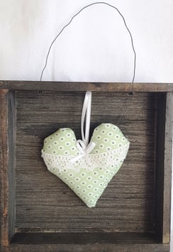 Herz im Rahmen mittel grün/grau gepunktet