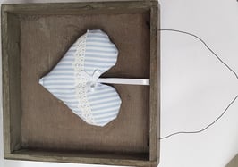 Herz im Rahmen gross hellblau gestreift