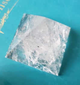 Pirámide de sanacion en Cuarzo Blanco de 5 cm
