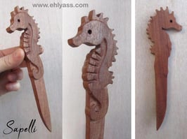 Coupe-papier Hippocampe en sapelli sculpté