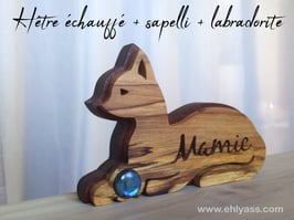 Sculpture Chat couché de profil + pierre et Nom "Mamie"