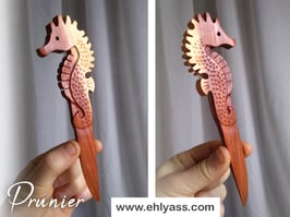 Coupe-papier Hippocampe en prunier sculpté