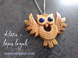 Amulette Hibou sculptée en bois et pierres