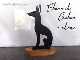 Sculpture Anubis assis