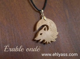 Pendentif loup lune sculpté / gravé en relief