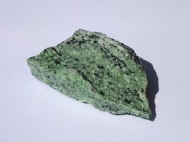 Zoïsite-rubis brute