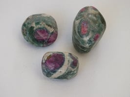 Fuchsite rubis en pierres roulées