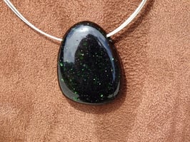 Rivière d'or verte en pierre percée