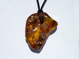 Ambre en pierres percées