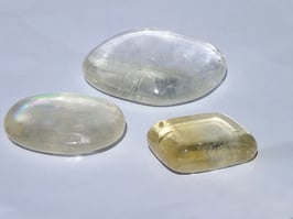 Calcite jaune en palets roulés