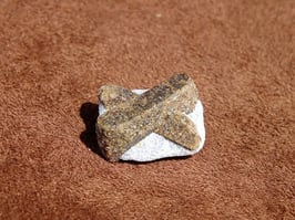 Staurotide brute (avec matrice)