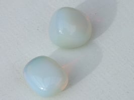 Verre opalisé en pierres roulées