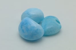 Aragonite bleue teintée en pierre roulée