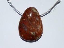 Jaspe bréchique en pierres percées