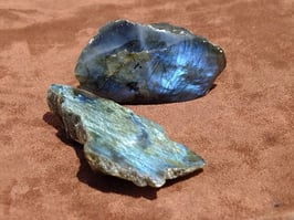 Labradorite brute - une face polie